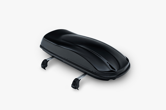 Das Bild zeigt eine schwarze Dachbox  mit Schnellbefestigungssystem vor einem hellen Hinterdrund.